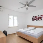 Apartman By The Sea Starigrad, Paklenica - 6580 *